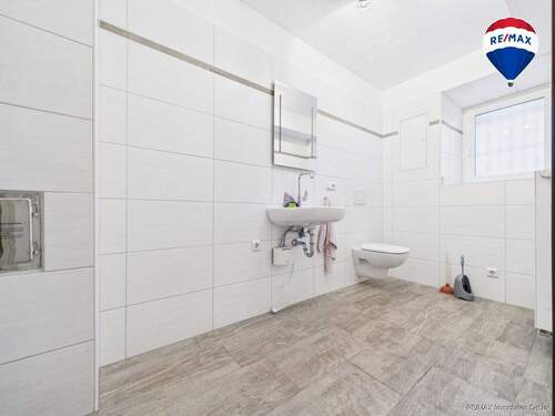 REMAX Immobilien DeLux Wohn-/Geschäftshaus WC Ottweiler Mark Borowicz - 6 Zimmer Mehrfamilienhaus, Wohnhaus in Ottweiler