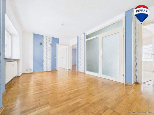 REMAX Immobilien DeLux Wohn-Geschäftshaus Wohnflur Ottweiler Mark Borowicz - 