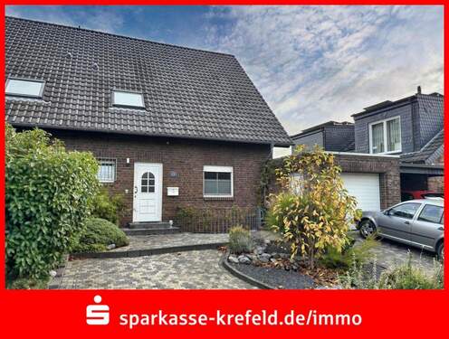 Frontansicht - Zwangsversteigerung: Doppelhaushälfte mit Garage