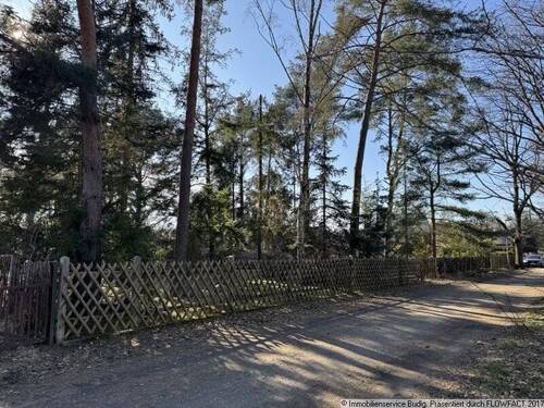 Straßenansicht - links liegt das Grundstück - Grundstück in Grünheide