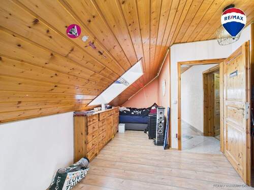 REMAX Immobilien DeLux Einfamilienhaus in Besseringen Schlafzimmer - 