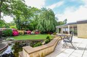 Offene Terrasse mit Teich - 5 Zimmer Einfamilienhaus zum Kaufen in Delmenhorst