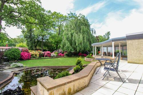 Offene Terrasse mit Teich - 5 Zimmer Einfamilienhaus zum Kaufen in Delmenhorst