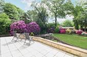 Terrassenblick mit Rhododendron - 5 Zimmer Einfamilienhaus in Delmenhorst