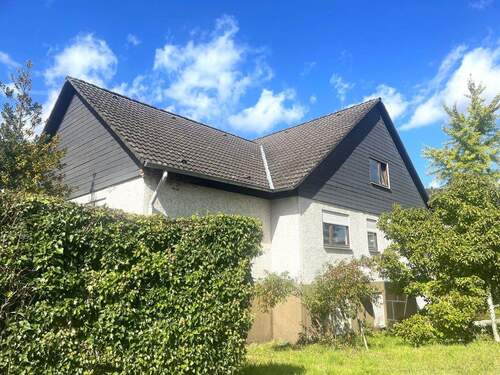 Seitenansicht Straßenseite - Zweifamilienhaus mit Ausbaureserve - ideal für Luxemburg-Pendler