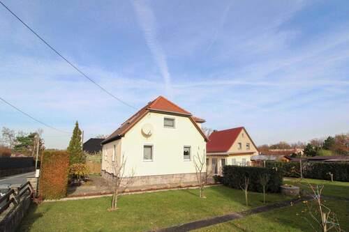 Hausansicht mit Garten - 