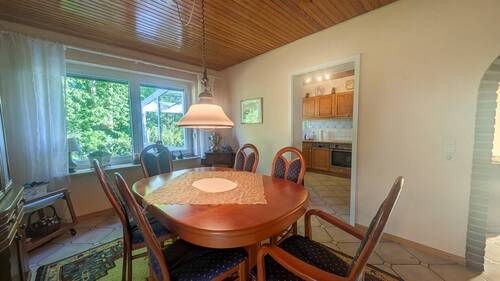 Esszimmer mit Zugang zur Küche - 