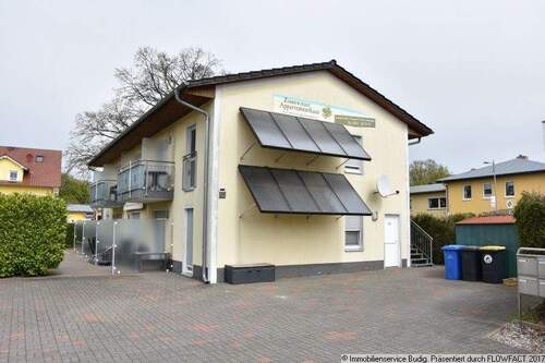 Giebelansicht und PKW-Stellplätze - 3 Zimmer Etagenwohnung zum Kaufen in Zinnowitz