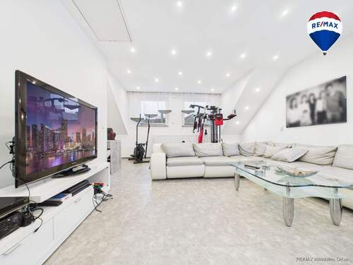 REMAX Immobilien DeLux Einfamilienhaus Schlafzimmer Schwalbach Mark Borowicz - 