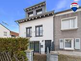 REMAX Immobilien DeLux Einfamilienhaus Frontansicht Schwalbach Mark Borowicz - Modernisiertes Reihenendhaus in Schwalbach-Hülzweiler - hell, hochwertig & sofort bezugsbereit