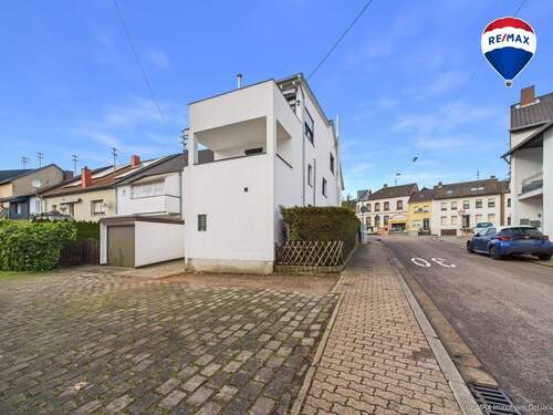 REMAX Immobilien DeLux Einfamilienhaus Rückansicht Schwalbach Mark Borowicz - 6 Zimmer Reihenendhaus in Schwalbach