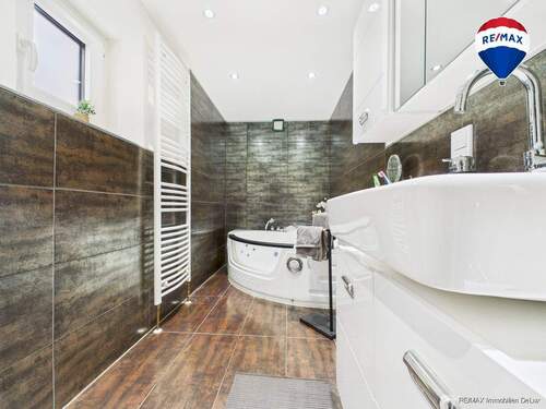 REMAX Immobilien DeLux Einfamilienhaus Badezimmer Schwalbach Mark Borowicz - 