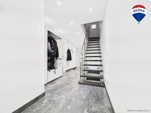 REMAX Immobilien DeLux Einfamilienhaus Diele Schwalbach Mark Borowicz - 