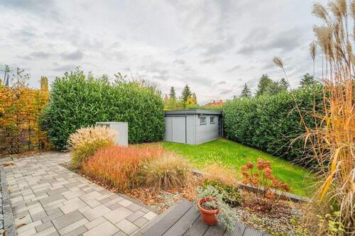 Gartenbereich mit praktischem Gartenhaus - 