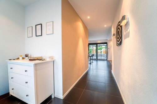 Großzügiger Eingangsbereich mit Gäste-WC und Garderobe - 7 Zimmer Mehrfamilienhaus, Wohnhaus zum Kaufen in Saarlouis / Picard