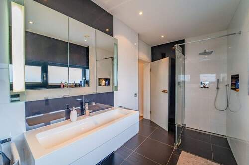 Helles Bad mit Wanne und Dusche - 