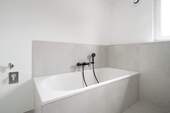Badezimmer mit Wanne - 