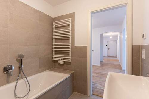 Hauptbad mit Badewanne - 