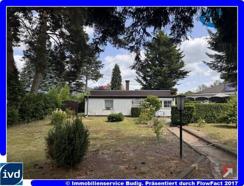 Blick auf das Grundstück - Baugrundstück mit gut erhaltenem Sommerhaus und großzügiger Straßenfront von 23 Metern