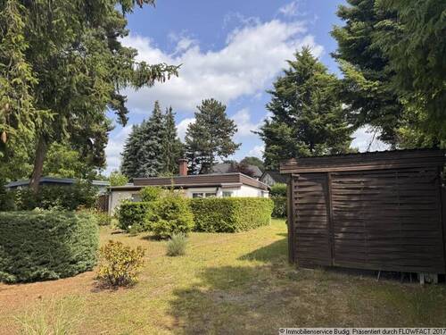 Blick zum Sommerhaus und zum Carport - Grundstück in Neuenhagen