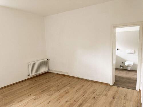 EG: Schlafzimmer mit angrenzendem Vollbad - 