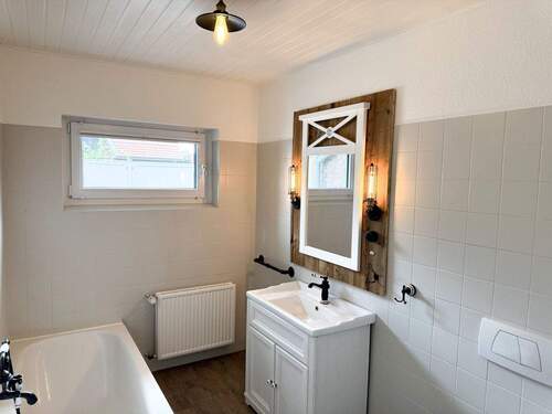 EG: Vollbad mit Fenster - 