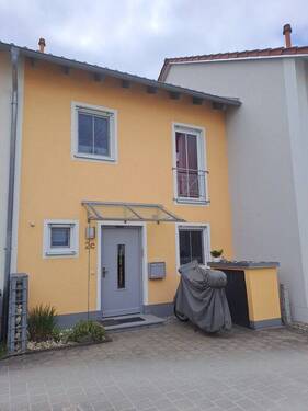 Reihenmittelhaus - Attraktives Reihenhaus mit Terrasse und Garten in Schrobenhausen