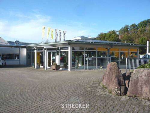 Außenansicht zukünftiges Fitnesstudio und Zufahrung zum Gelände - Halle zum Kaufen in Gernsbach