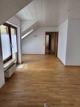 Wohnzimmer - Schöne, großzügige DG-Wohnung in ruhiger Lage
