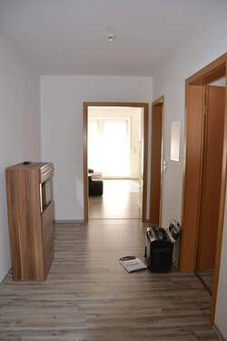 Flur mit Laminatbodenbelag - 