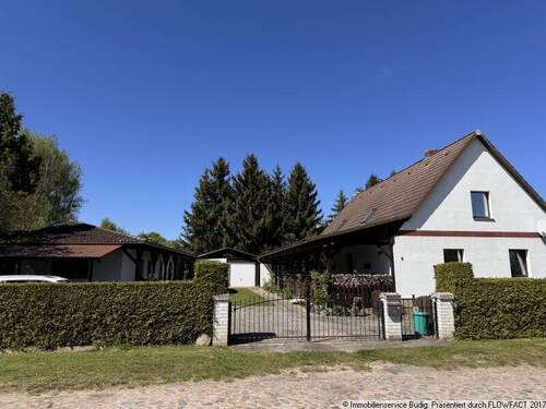 Ansicht von der Straße - 5 Zimmer Einfamilienhaus in Rossow