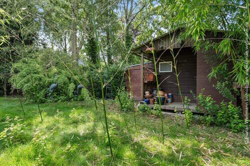 Grundstück mit Altbestand. - 