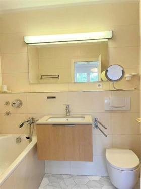 Bad mit Wanne - Beispiel nach Modernisierung (KI) - 