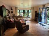 lichtdurchflutetes Wohnzimmer... - 5 Zimmer Mehrfamilienhaus, Wohnhaus zum Kaufen in Weyhe