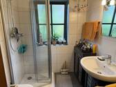 Badezimmer mit Dusche und Fenster - 