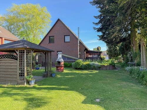 Garten mit kleinem Teich - 