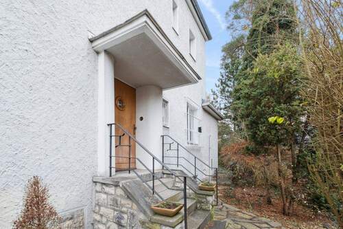 Hauseingang mit Tür aus dem Baujahr - 