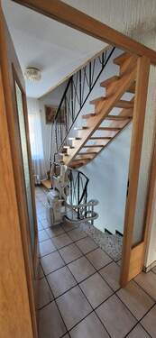 Treppenaufgang mit Lift - 
