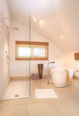 Offene Dusche mit Wanne - 
