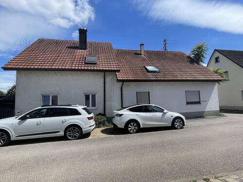 Links Anbau, rechts historisches Haus - 8 Zimmer Mehrfamilienhaus, Wohnhaus zum Kaufen in Neuenburg