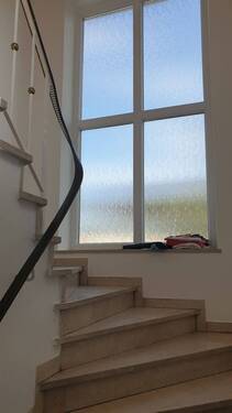 Treppenhaus mit neuw. großem Fenster - 
