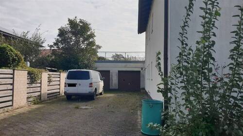 Einfahrt mit Stellfläche - 