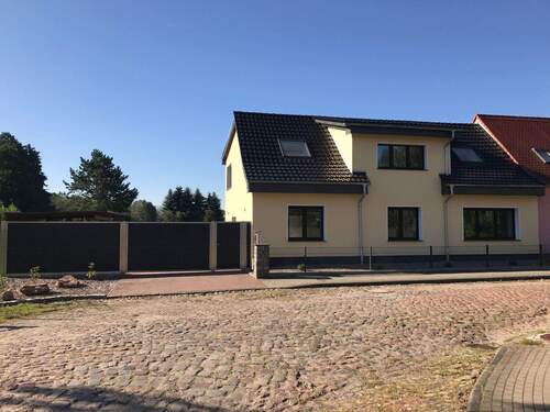 Hausansicht 2.JPG - Hochwertig renovierte 3,5-Zimmer-Wohnung mit Balkon