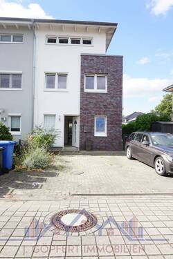 Hauseingang Frontseite - 5 Zimmer Doppelhaushälfte zum Kaufen in Henstedt-Ulzburg