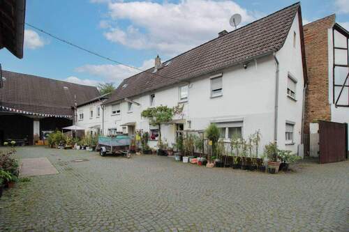 Hausansicht Einfahrt - Vielseitiges Mehrfamilienhaus mit Scheune & 6 Garagen in ruhiger Sackgasse von Liederbach