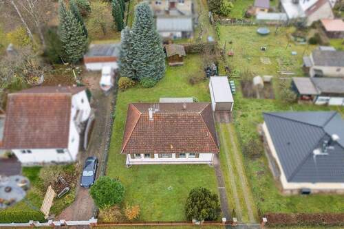 Luftperspektive des gesamten Grundstücks - 3 Zimmer Bungalow in Storkow (Mark)