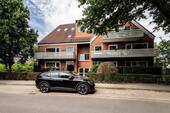 Straßenansicht 1 - Gut aufgeteilte Dreizimmerwohnung mit Süd-Terrasse und Tiefgaragenstellplatz