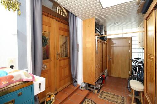 Windfang mit Zugang zun Wohnhaus und Garten - 