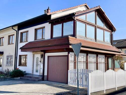 Hausansicht - ideal für die große Familie: Doppelhaushälfte in Weil am Rhein OT Haltingen