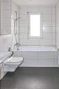 Tageslichtbad mit Wanne - 